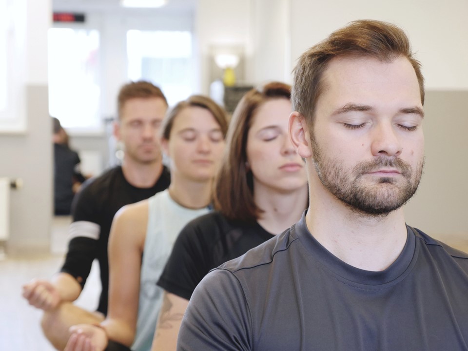 Teilnehmer bei einem Entspannungskurs zur Stressbewältigung