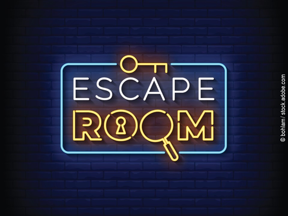 Team im Escape Room löst Rätsel zur Wissensvermittlung