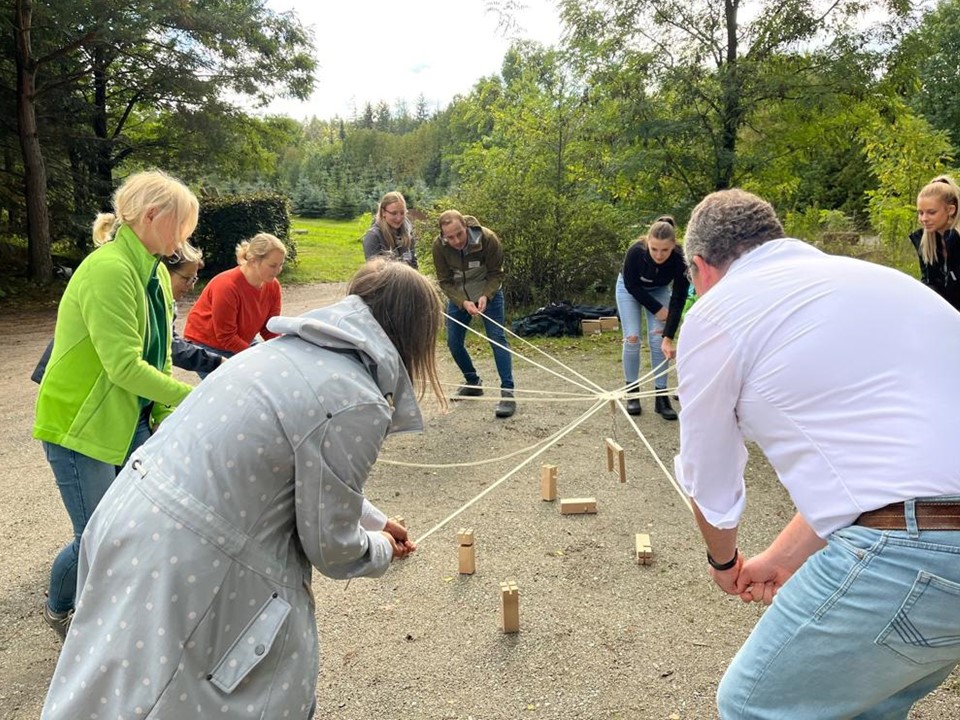 Fröbelturm – Geschicklichkeitsaufgabe zur Förderung des Teamgeists