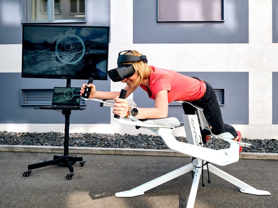 VR-Brille und ICAROS®-Gerät für ein interaktives Fitness-Erlebnis