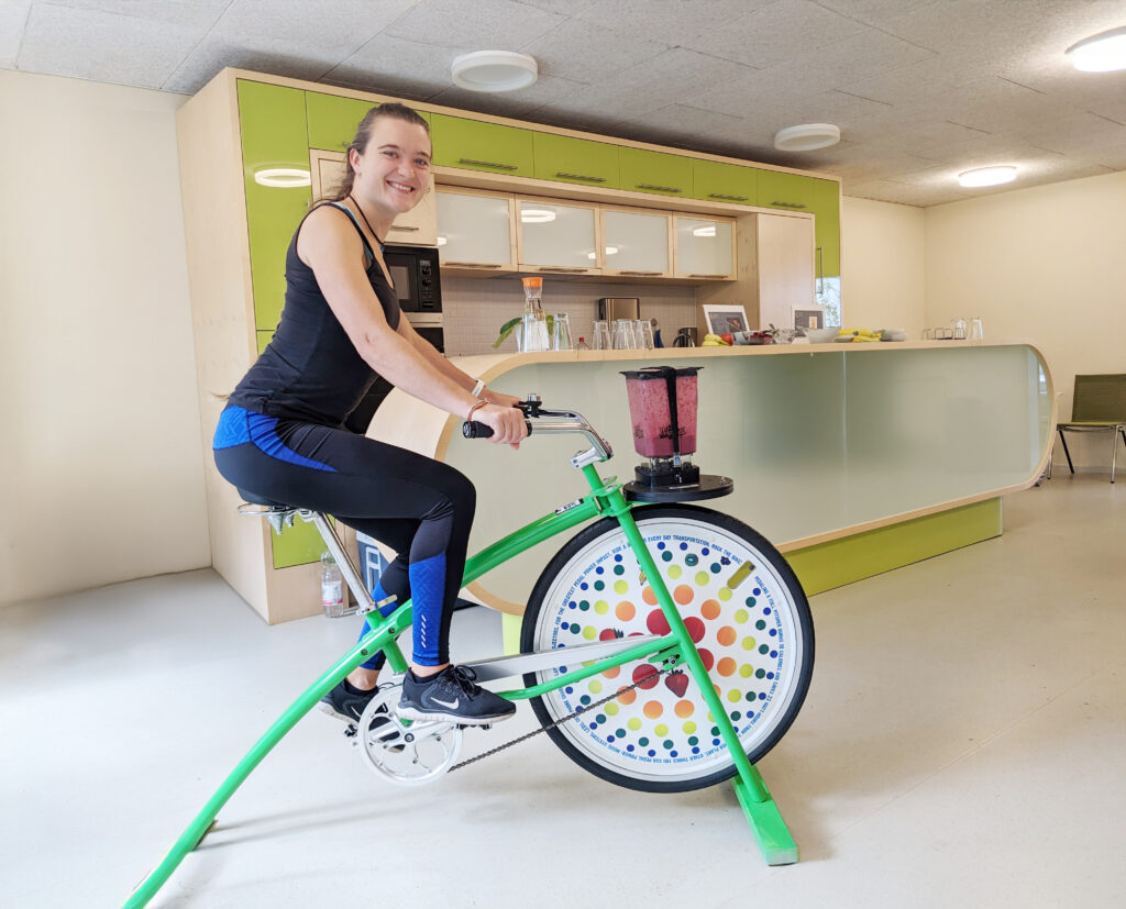 Teilnehmer bereiten Smoothies am Smoothie Bike zu